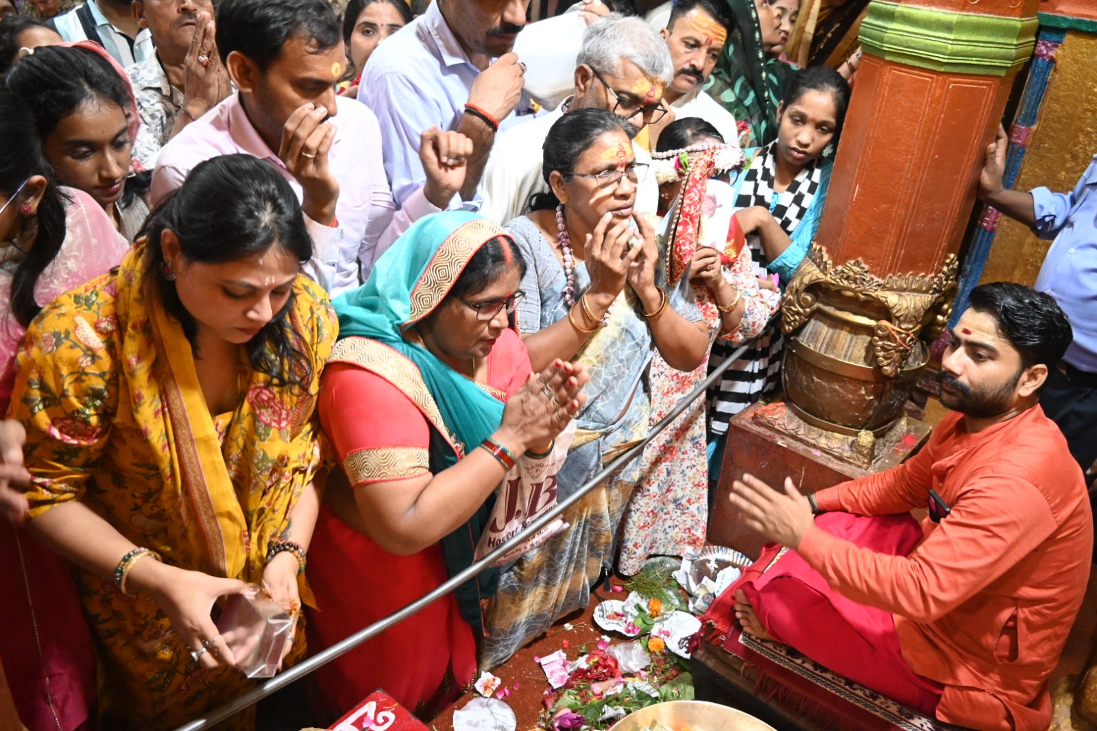 विशालाक्षी शक्तिपीठ में श्रद्धालु
