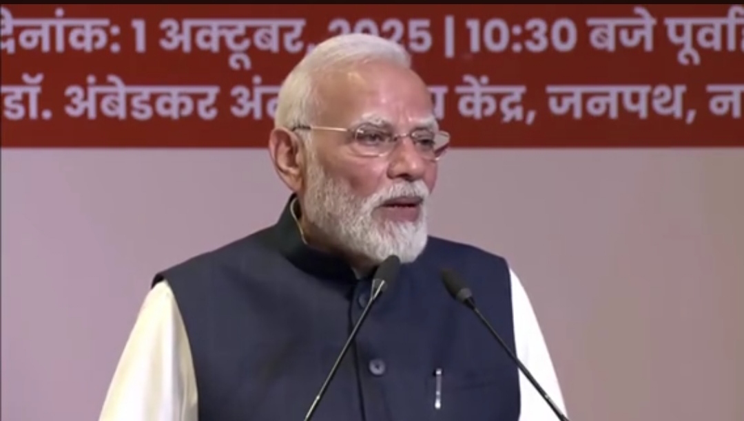 प्रधानमंत्री नरेंद्र मोदी कार्यक्रम को संबोधित करते हुए