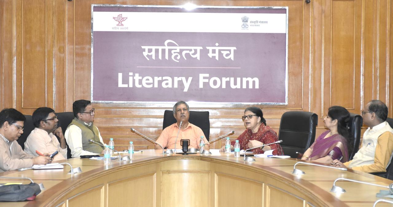 सुभाष नीर  कृत्रिम बुद्धिमत्ता और अनुवाद अध्यक्षता करते हुए।