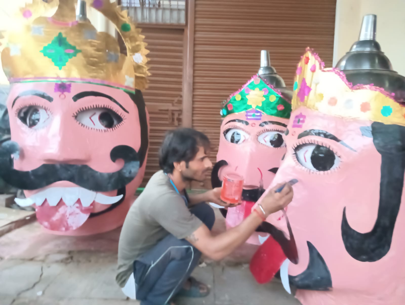रावण के दससीस को अंतिम रुप देता कलाकार। रावण के दससीस को अंतिम रुप देता कलाकार।