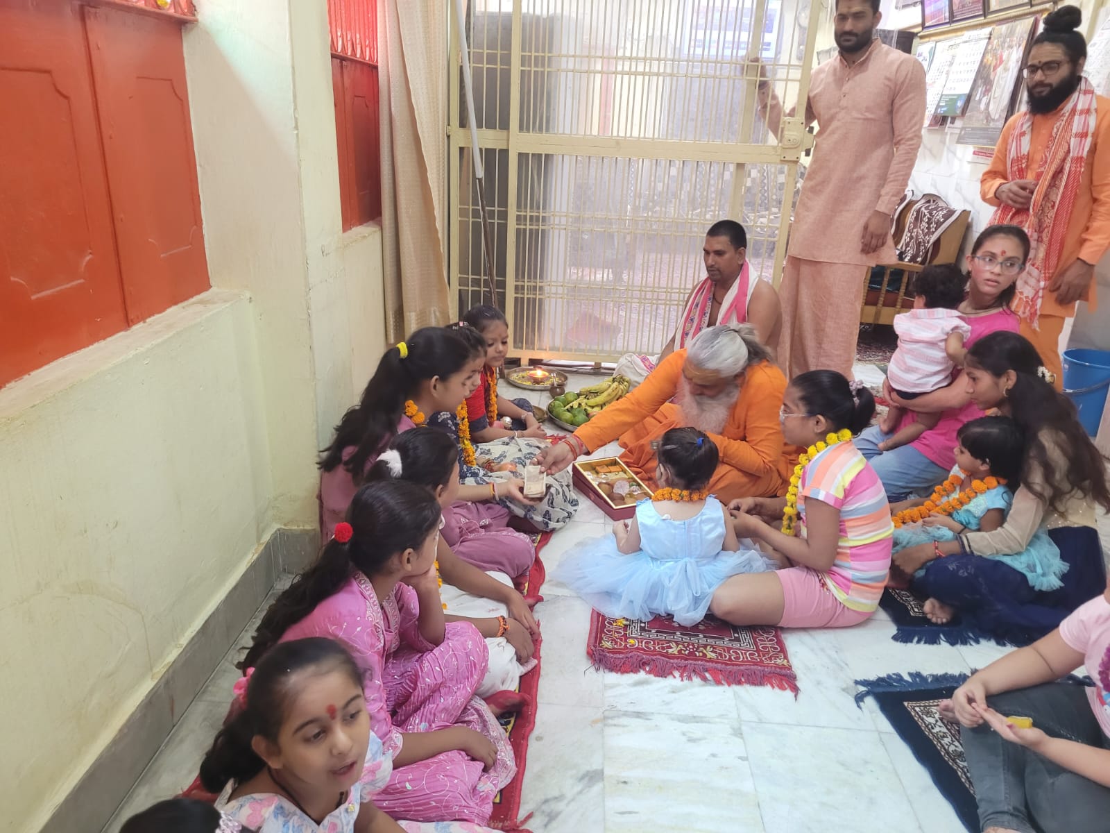 महानवमी तिथि पर कन्या पूजन में अनुष्ठान करते अन्नपूर्णा मंदिर के महंत