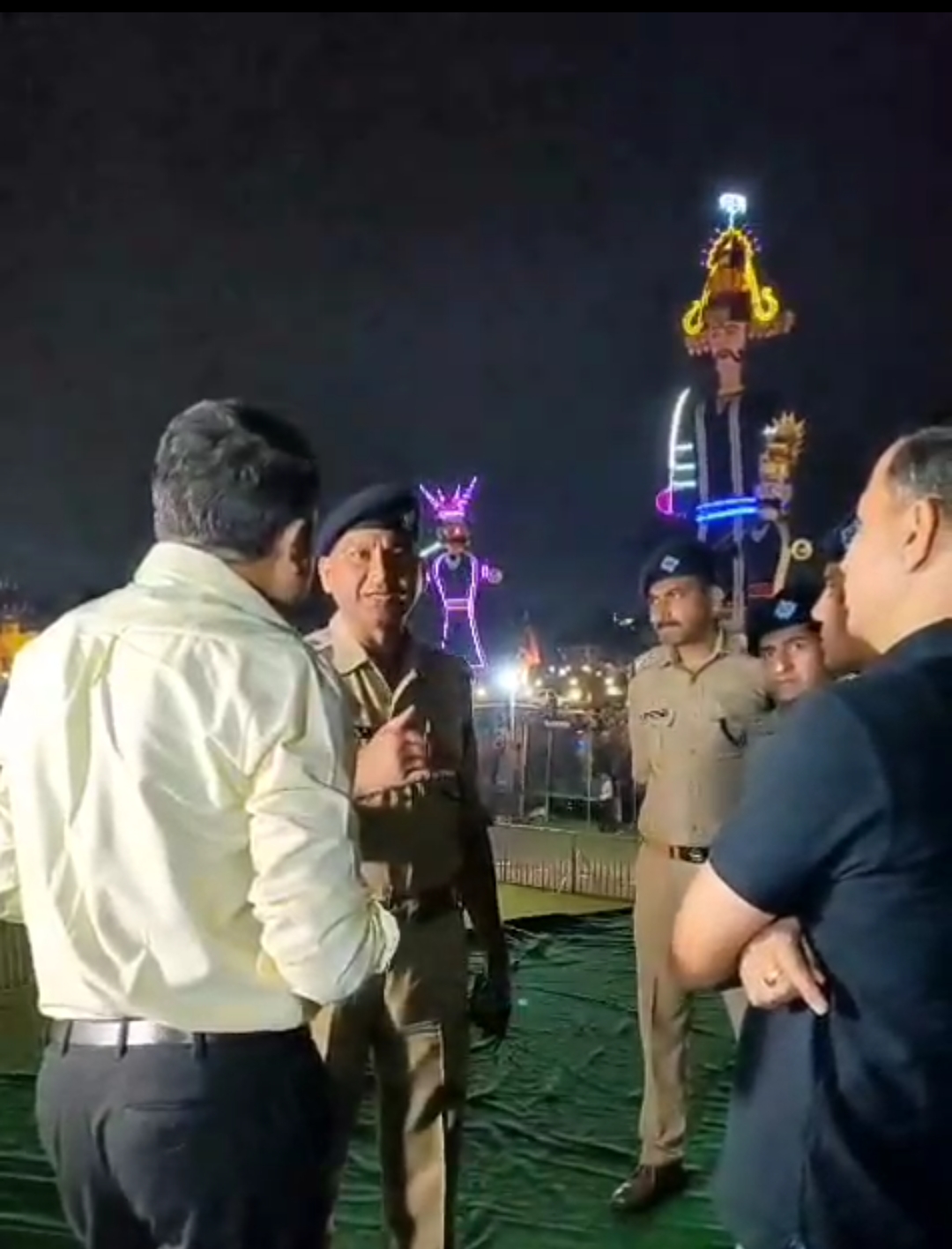 देहरादून एसएससी दशहरा पर्व के कार्यक्रम को लेकर परेड मैदान का निरीक्षण करते। देहरादून एसएससी दशहरा पर्व के कार्यक्रम को लेकर परेड मैदान का निरीक्षण करते।