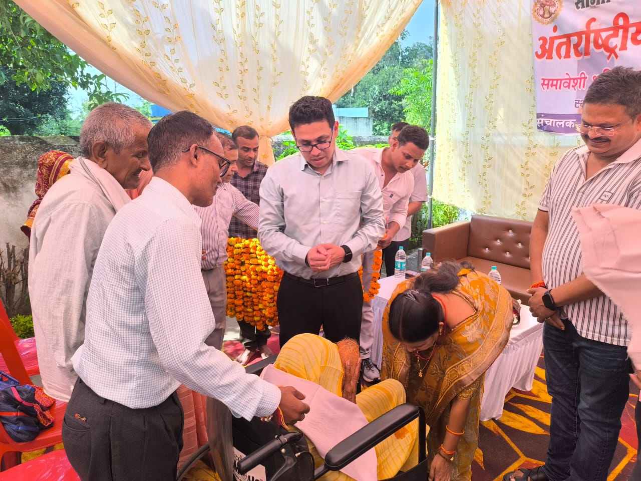 कलेक्टर हर्षल पंचोली वृद्धाश्रम में