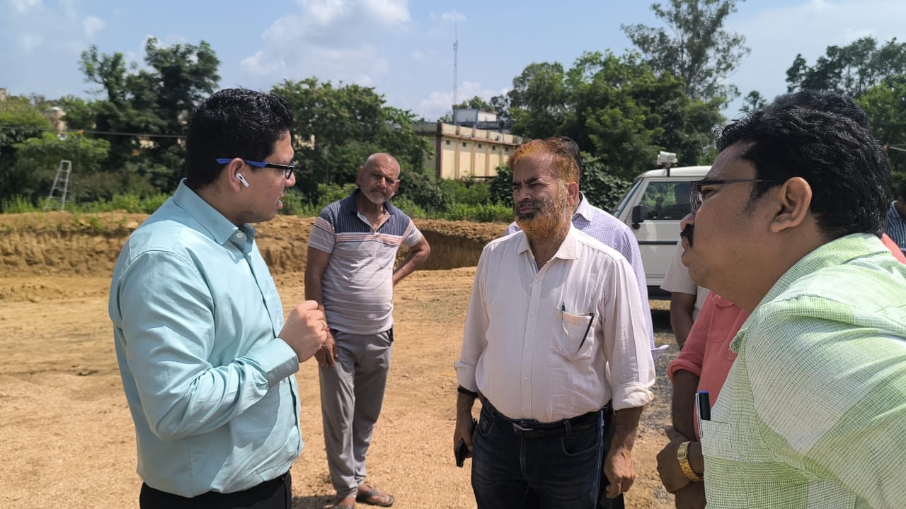 मां दुर्गा प्रतिमा विसर्जन कुंड स्थल का कलेक्टर निरिक्षण करते हुए