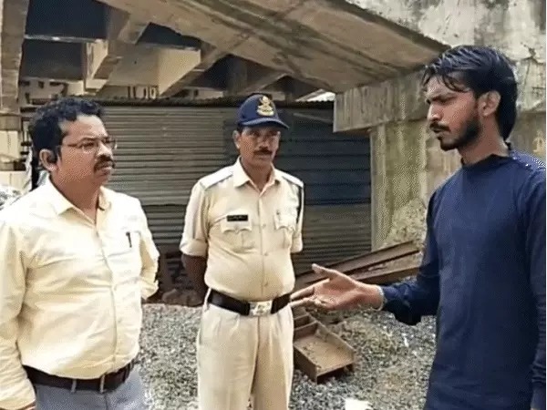 माैके पर एसडीएम पूछतांछ करते हुए