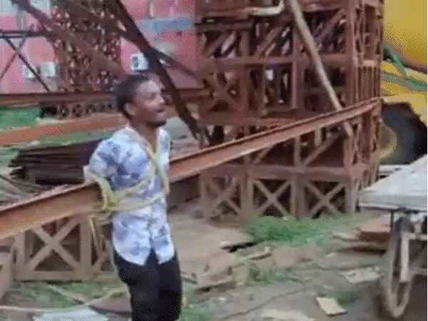 रस्सी से बांधा युवक
