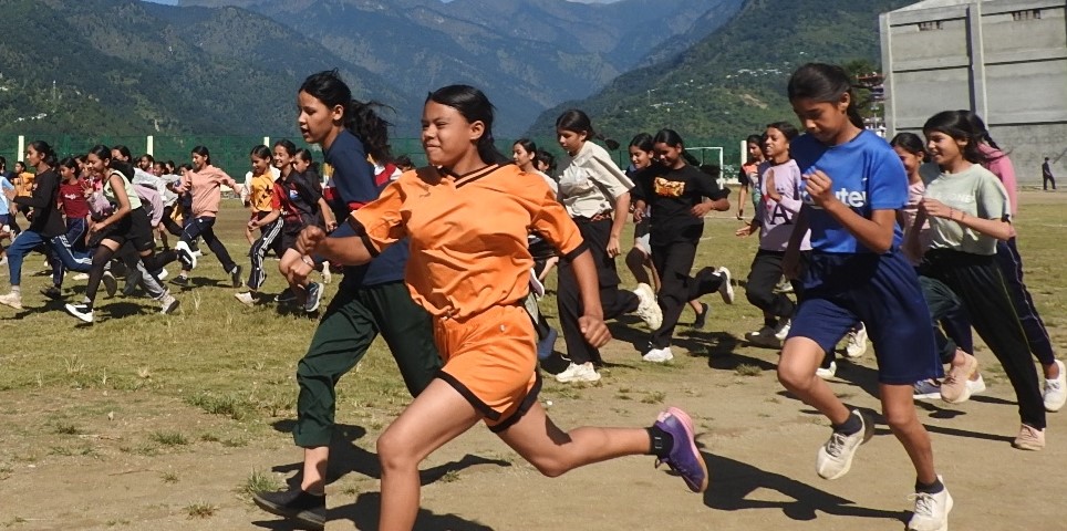 गोपेश्वर में आयोजित क्रास कंट्री दौड़ में दमखम दिखाती बालिकाएं।
