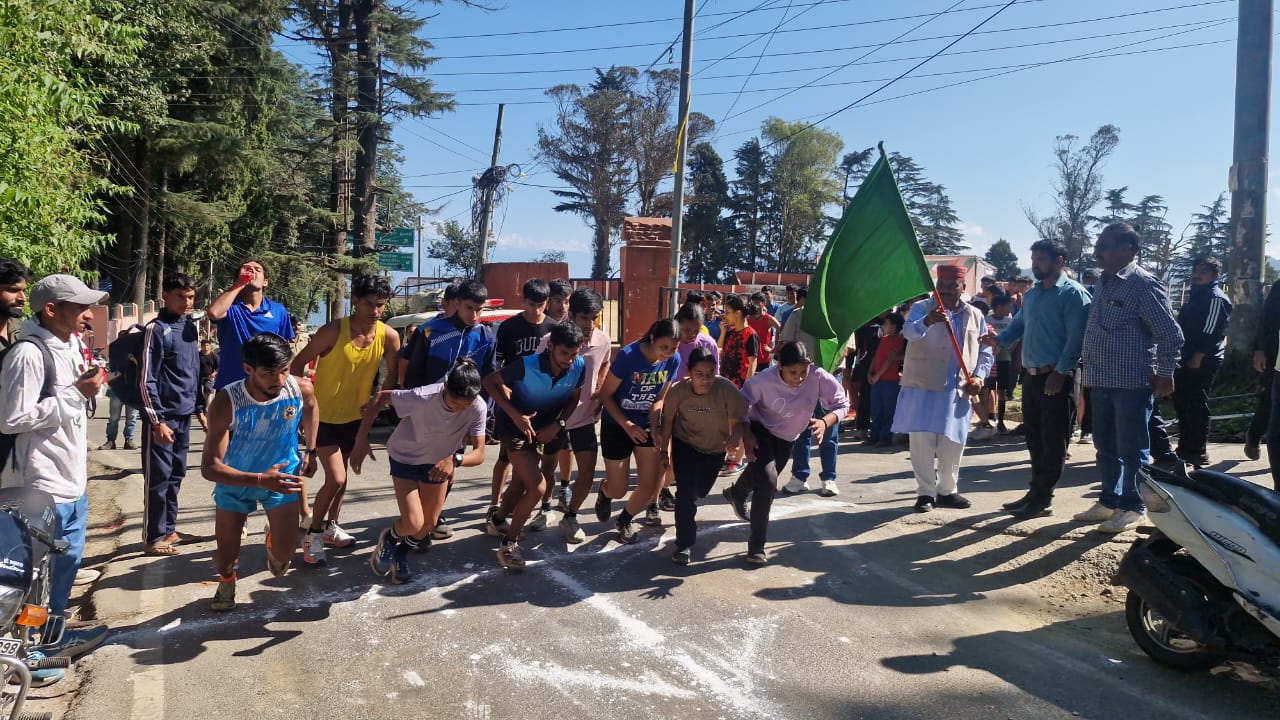 पौड़ी में आयोजित क्रॉस कंट्री दौड़ व हाफ मैराथन दौड़ को हरी झंडी दिखाते विधायक राजकुमार पोरी पौड़ी में आयोजित क्रॉस कंट्री दौड़ व हाफ मैराथन दौड़ को हरी झंडी दिखाते विधायक राजकुमार पोरी