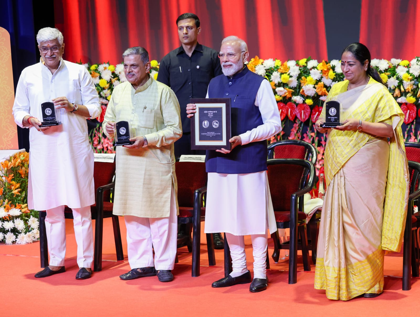 कार्यक्रम के दौरान स्मारक सिक्का जारी करते प्रधानमंत्री मोदी, सरकार्यवाह दत्तात्रेय होसबाले, मुख्यमंत्री रेखा गुप्ता एवं केन्द्रीय संस्कृति मंत्री गजेन्द्र सिंह शेखावत कार्यक्रम के दौरान स्मारक सिक्का जारी करते प्रधानमंत्री मोदी, सरकार्यवाह दत्तात्रेय होसबाले, मुख्यमंत्री रेखा गुप्ता एवं केन्द्रीय संस्कृति मंत्री गजेन्द्र सिंह शेखावत