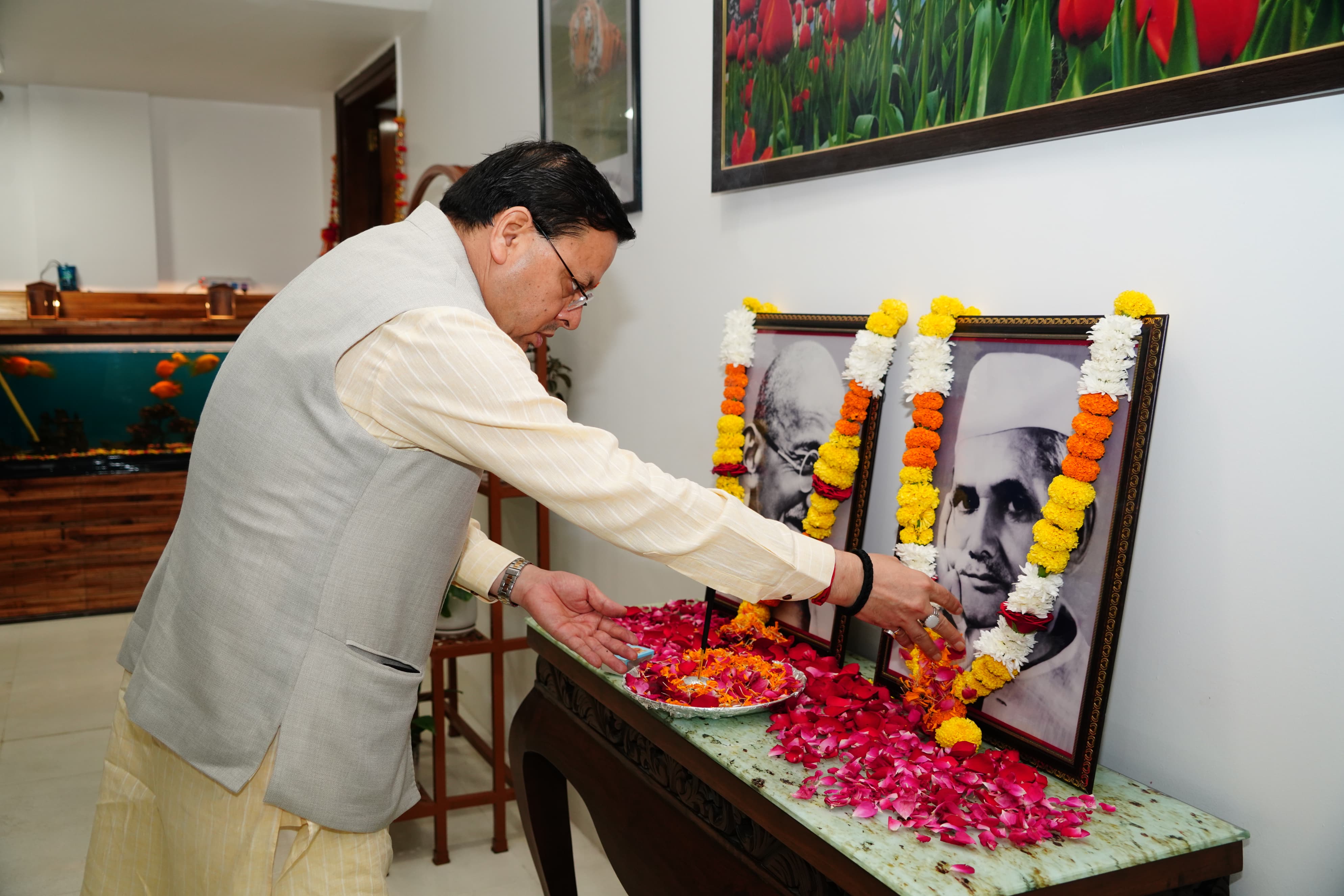 मुख्यमंत्री पुष्कर सिंह धामी महात्मा गांधी और लाल बहादुर शास्त्री के चित्र पर मुख्यमंत्री आवास में पुष्प अर्पित करते। मुख्यमंत्री पुष्कर सिंह धामी महात्मा गांधी और लाल बहादुर शास्त्री के चित्र पर मुख्यमंत्री आवास में पुष्प अर्पित करते।