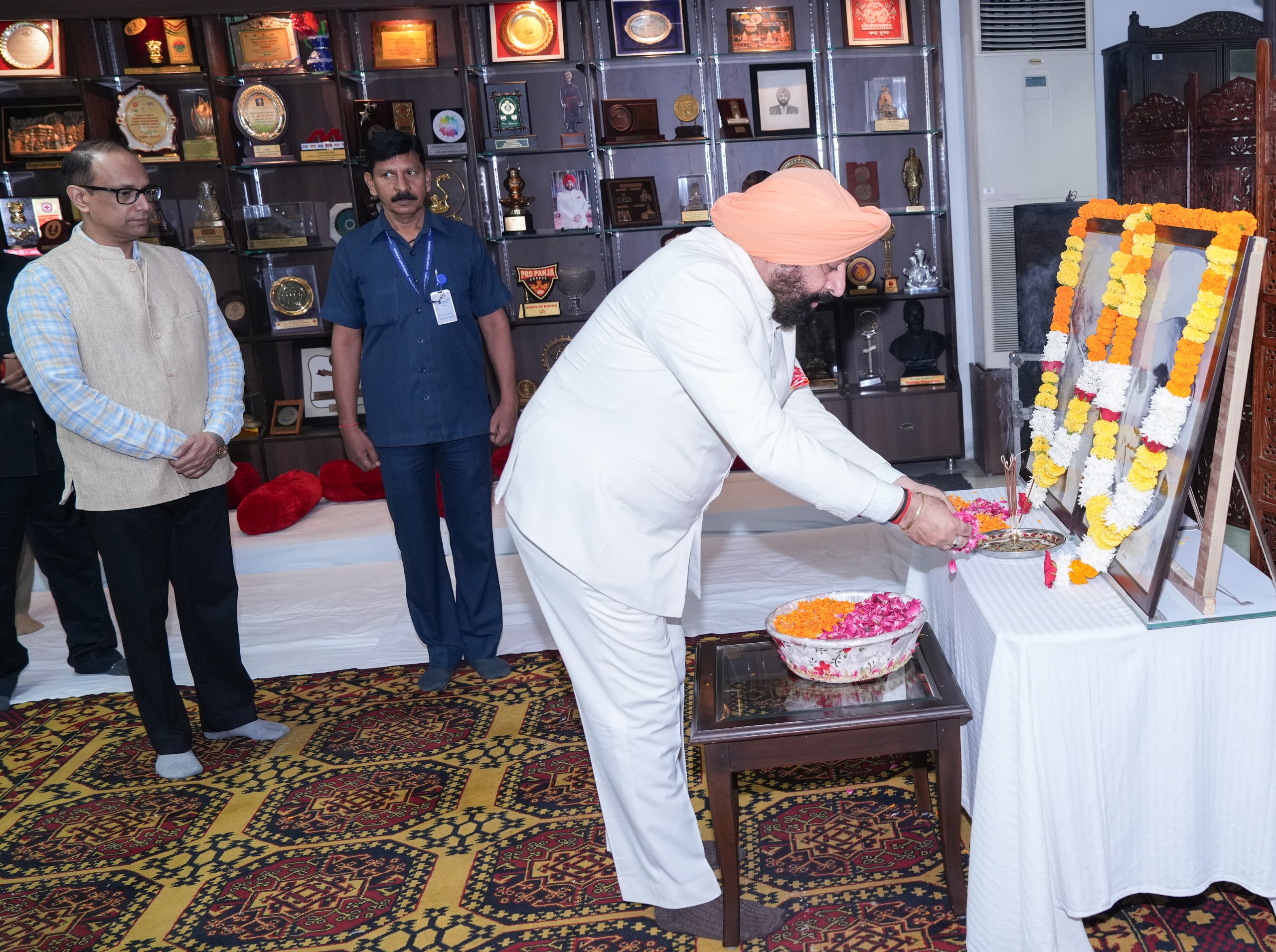 राज्यपाल राजभवन में महात्मा गांधी और पूर्व प्रधानमंत्री शास्त्री के चित्र पर पुष्प अर्पित करते।