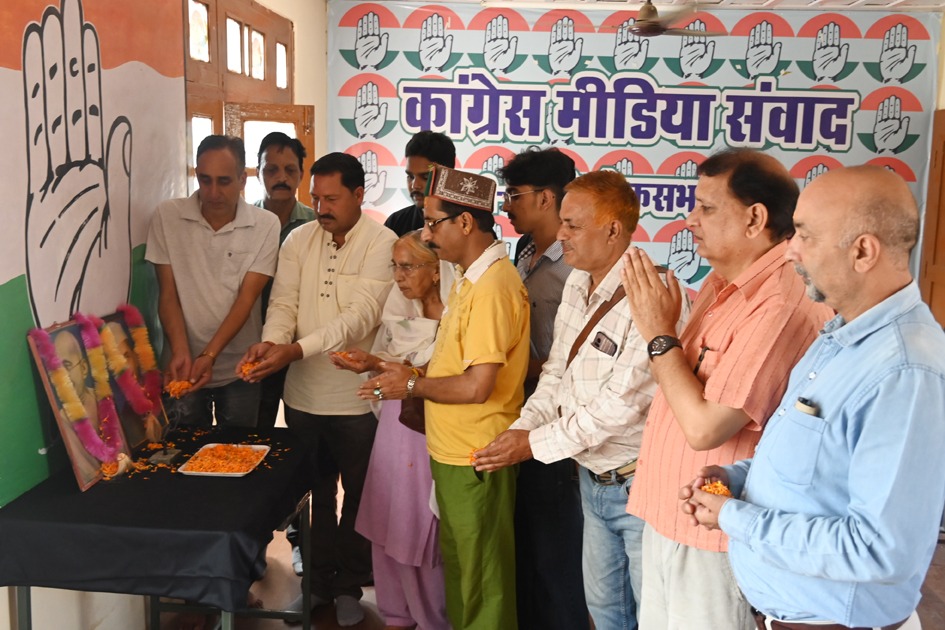 महात्मा गांधी और शास्त्री जी को श्रद्धांजलि अर्पित करते हुए। महात्मा गांधी और शास्त्री जी को श्रद्धांजलि अर्पित करते हुए।