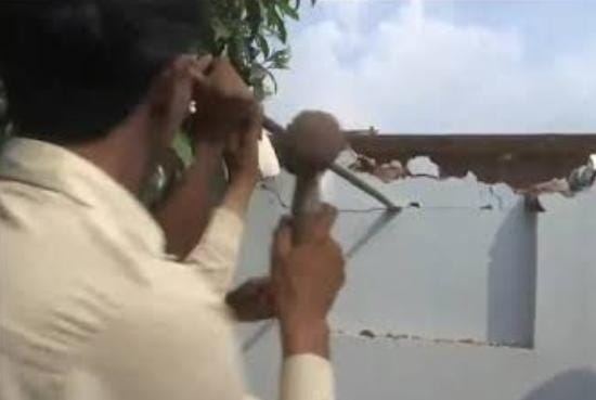 असमली स्थित गांव रायां बुजुर्ग में तालाब की भूमि पर कब्जा कर बनी मस्जिद खुद तोड़ते मस्जिद कमेटी के पदाधिकारी।