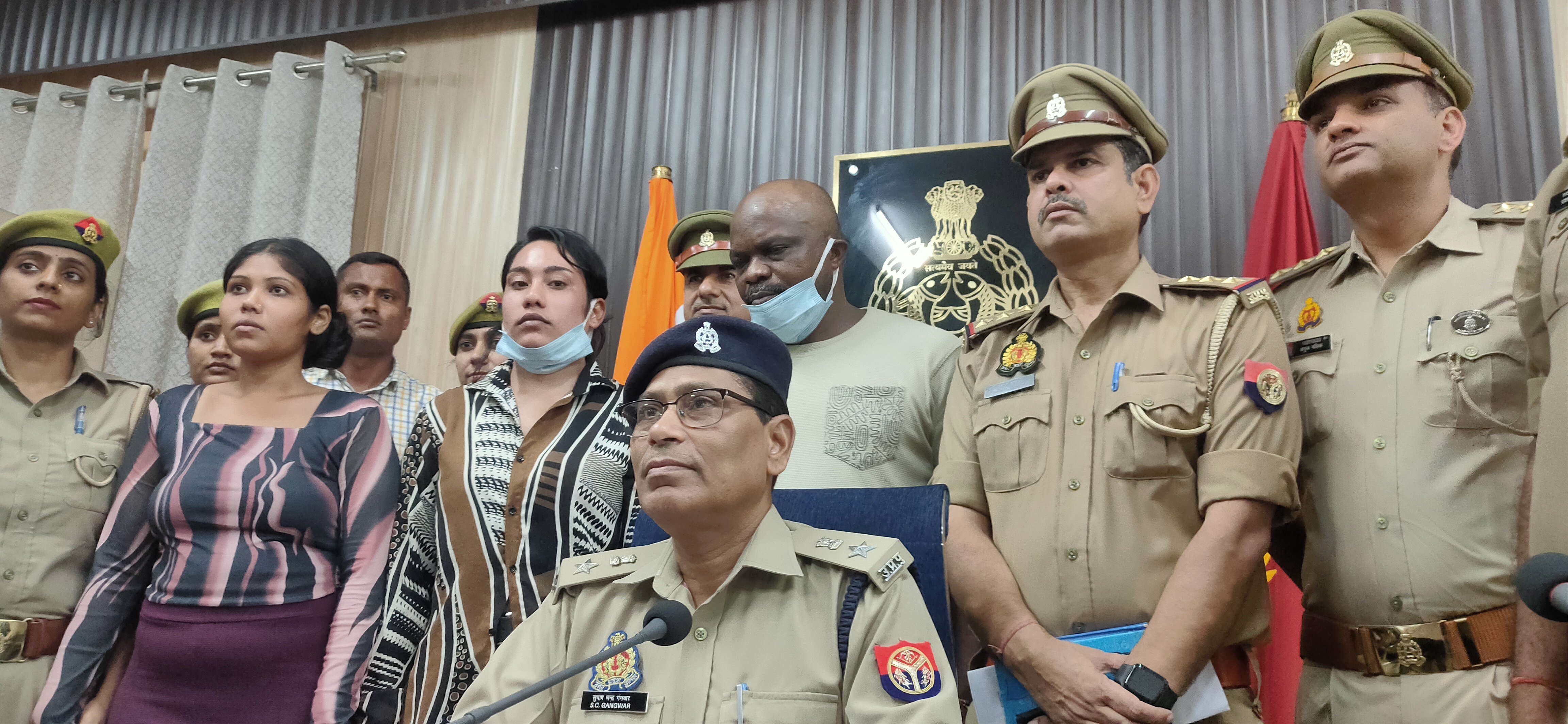 94 लाख की साइबर ठगी में नेपाल निवासी दो युवतियों के साथ नाइजीरिया निवासी मुख्य सरगना को गिरफ्तार किए जाने के संबंध में प्रेस वार्ता करते एसपी अपराध व पुलिस गिरफ्त में तीनों आरोपित। 94 लाख की साइबर ठगी में नेपाल निवासी दो युवतियों के साथ नाइजीरिया निवासी मुख्य सरगना को गिरफ्तार किए जाने के संबंध में प्रेस वार्ता करते एसपी अपराध व पुलिस गिरफ्त में तीनों आरोपित।
