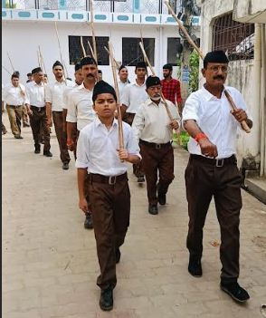 पथ संचलन करते स्वयंसेवक