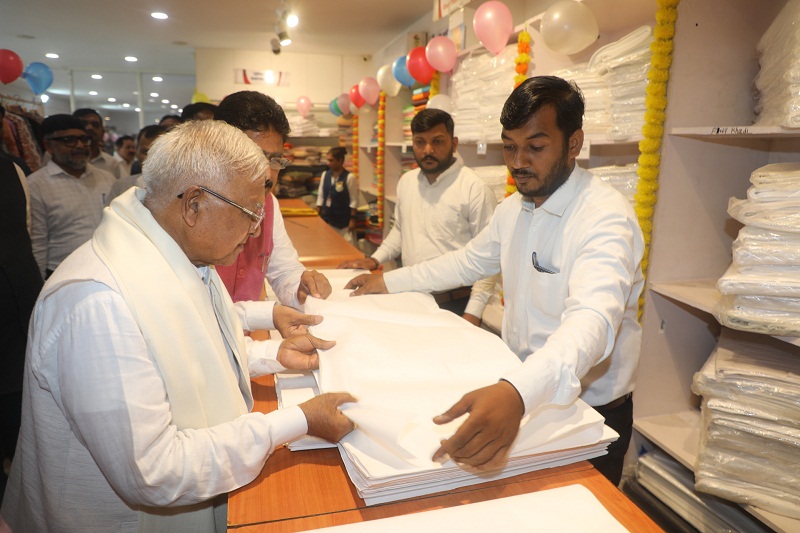 मप्रः राज्यपाल पटेल ने गांधी जयंती पर की खादी उत्पादों की खरीदारी मप्रः राज्यपाल पटेल ने गांधी जयंती पर की खादी उत्पादों की खरीदारी