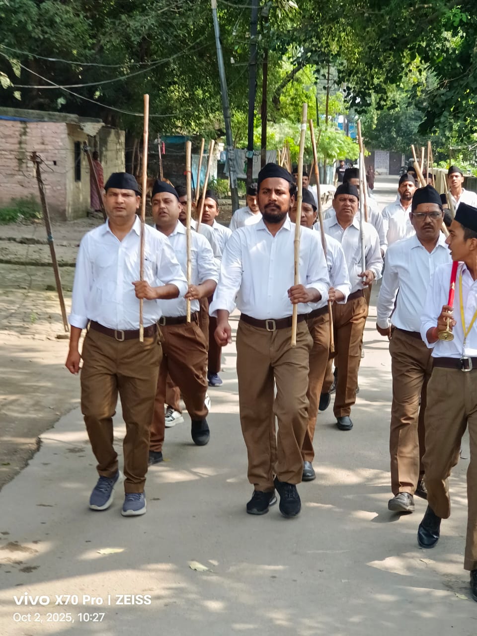 राष्ट्रीय स्वयंसेवक संघ के स्थापना दिवस के अवसर पर मुरादाबाद महानगर में निकलते पथ संचलन में शामिल स्वयंसेवक।