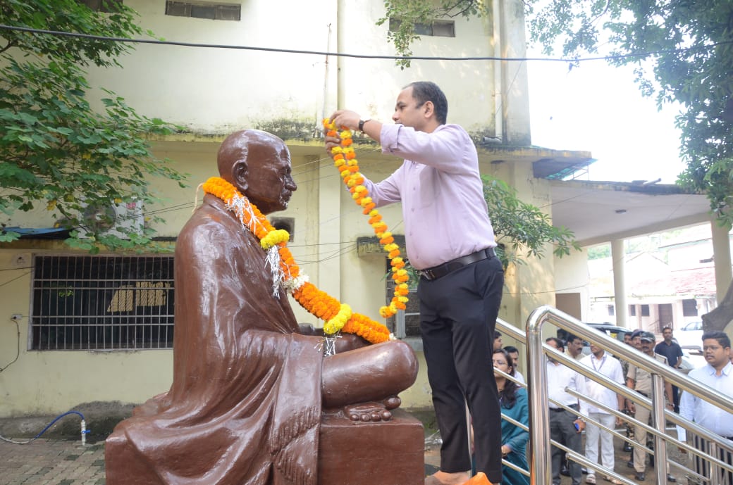 कलेक्टर डॉ. गौरव सिंह राष्ट्रपिता महात्मा गांधी की जयंती पर गांधी प्रतिमा पर माल्यार्पण करते हुए