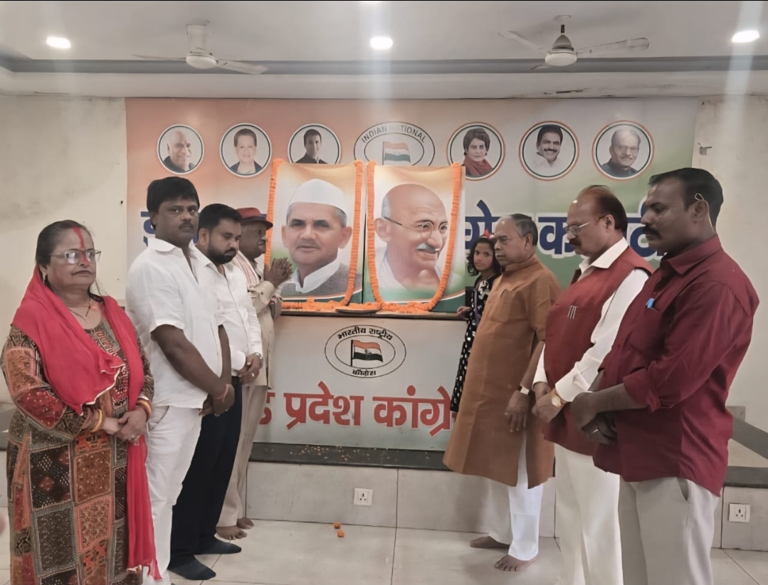 गांधी और शास्त्री को श्रद्धांजलि देते कांग्रेसी गांधी और शास्त्री को श्रद्धांजलि देते कांग्रेसी