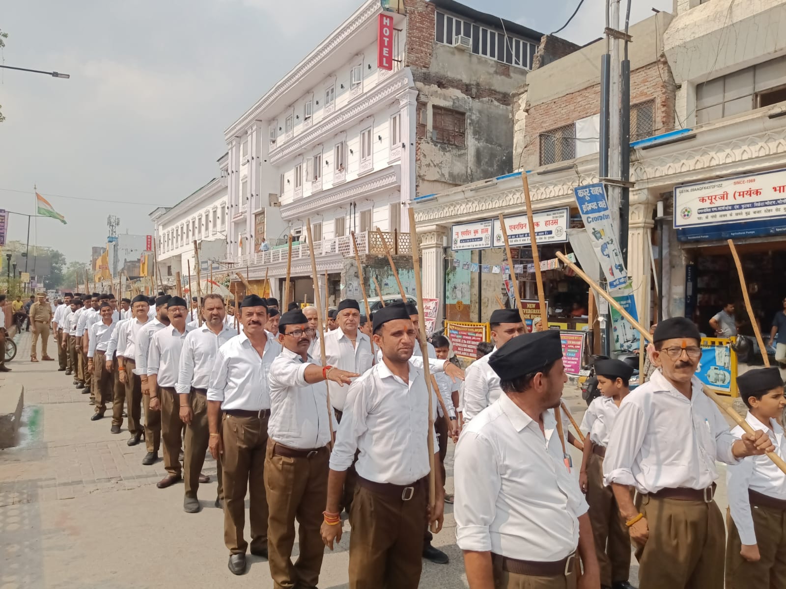 राष्ट्रीय स्वयंसेवक संघ के स्थापना दिवस के अवसर पर मुरादाबाद महानगर में निकलते पथ संचलन में शामिल स्वयंसेवक।