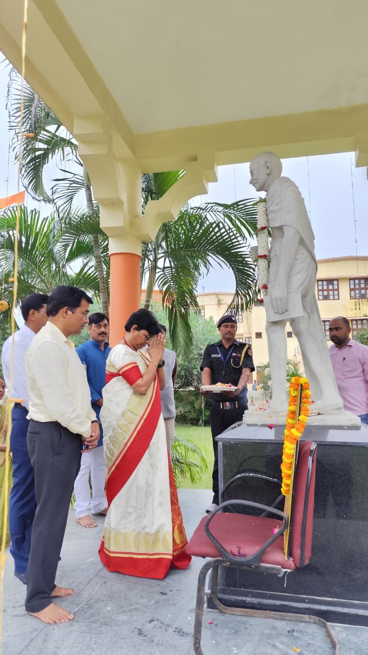 महात्मा गांधी जी को माल्यार्पण करते हुए कुलपति डॉ वंदना सिंह