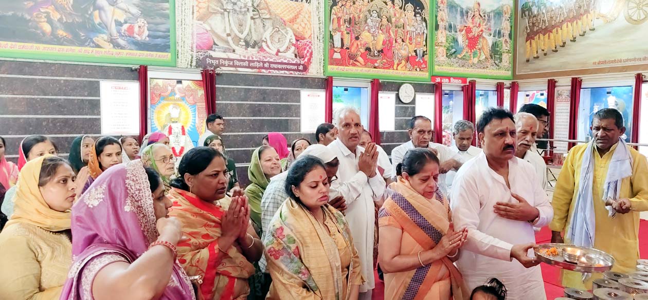 शिवालय मंदिर ट्रस्ट व शिक्षाण संस्थान के प्रधान बजरंग गर्ग आरती करते हुए।