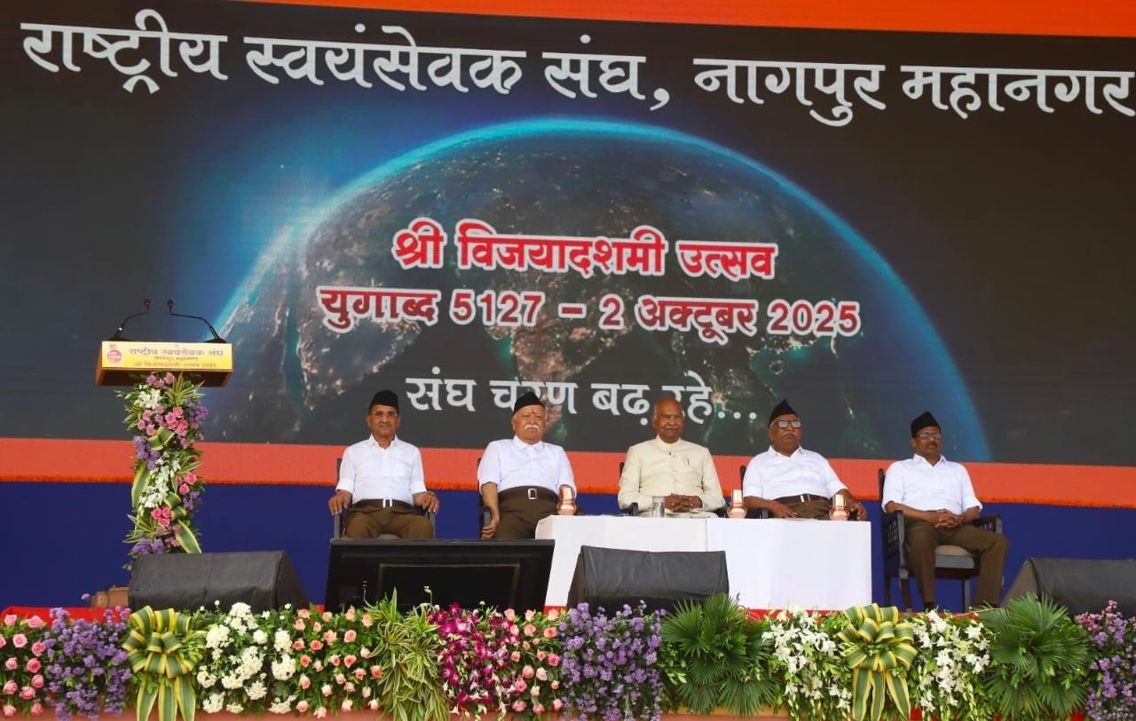 नागपुर के रेशिमबाग परिसर में आयोजित संघ के विजयादशमी उत्सव के मंच पर उपस्थित रामनाथ कोविंद, मोहन भागवत और अन्य। नागपुर के रेशिमबाग परिसर में आयोजित संघ के विजयादशमी उत्सव के मंच पर उपस्थित रामनाथ कोविंद, मोहन भागवत और अन्य।