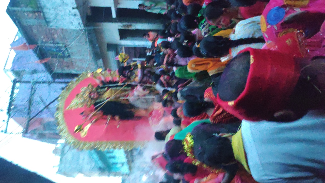अररिया फोटो: शोभायात्रा में मां भगवती की प्रतिमा के साथ भक्त अररिया फोटो: शोभायात्रा में मां भगवती की प्रतिमा के साथ भक्त