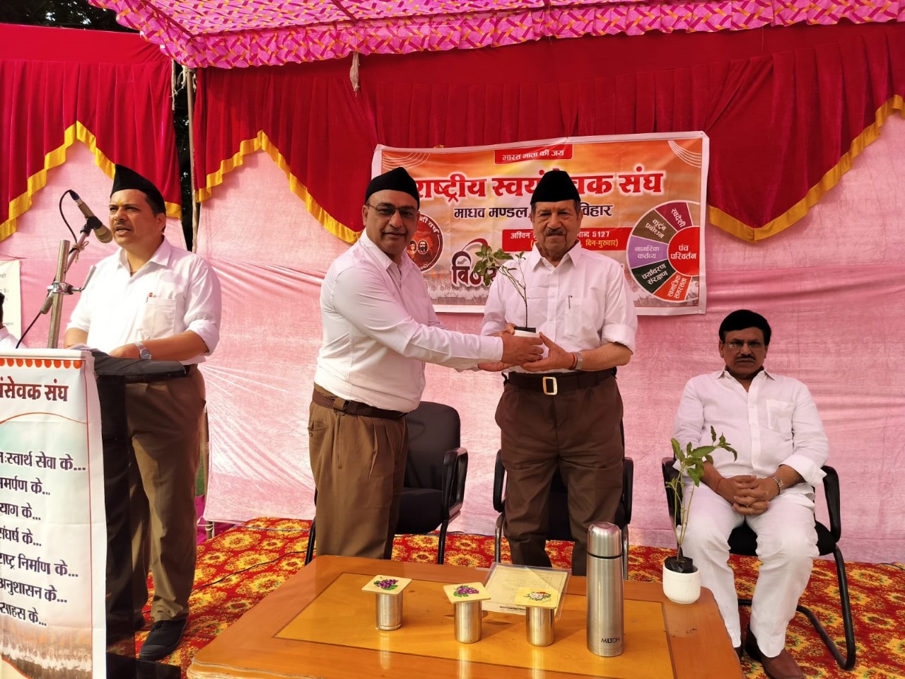 विजयदशमी कार्यक्रम में सम्मिलित होते संघ अखिल भारतीय कार्यकारिणी सदस्य इंद्रेश कुमार