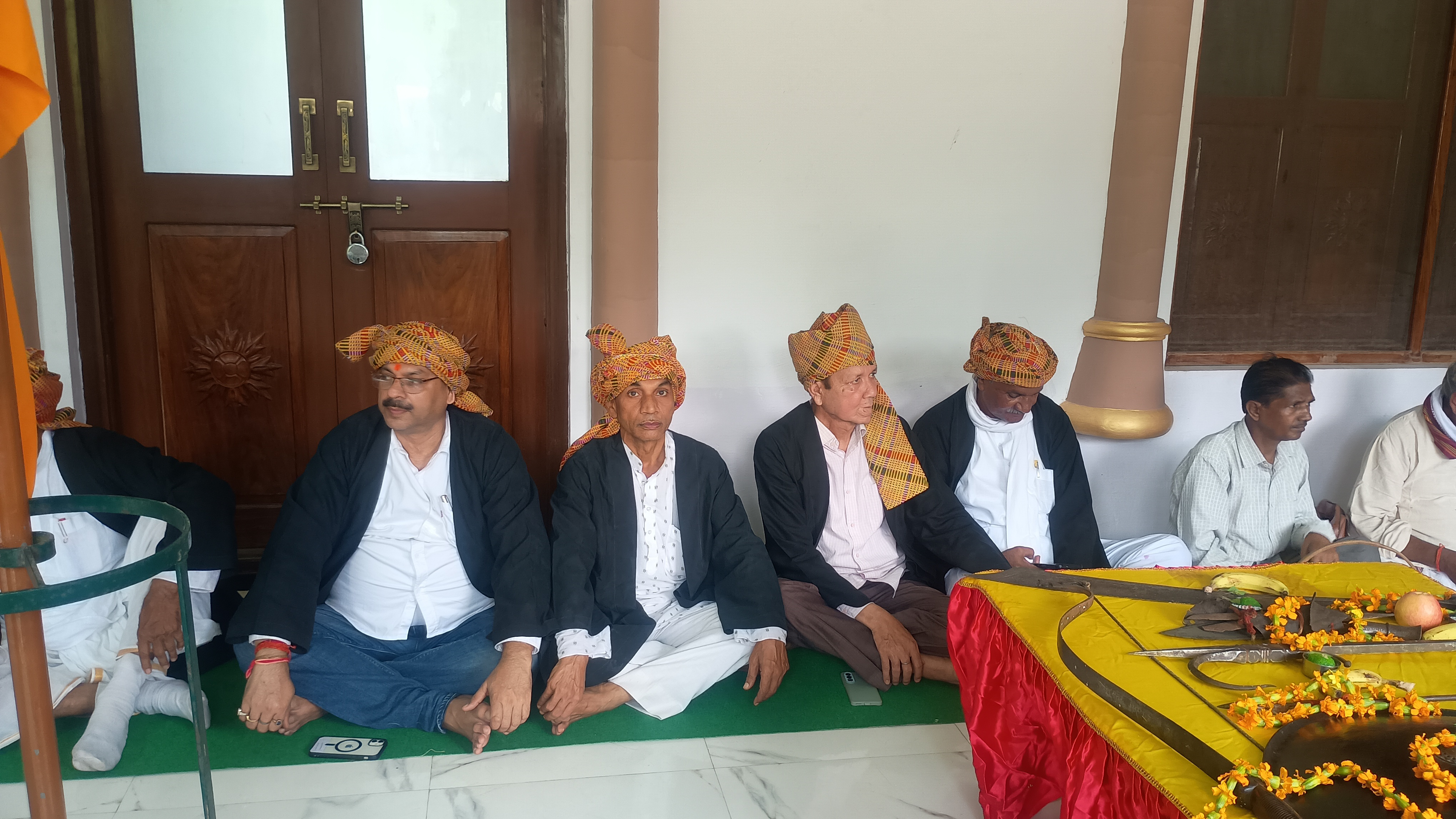 राज दरबार में बैठे दरबारी