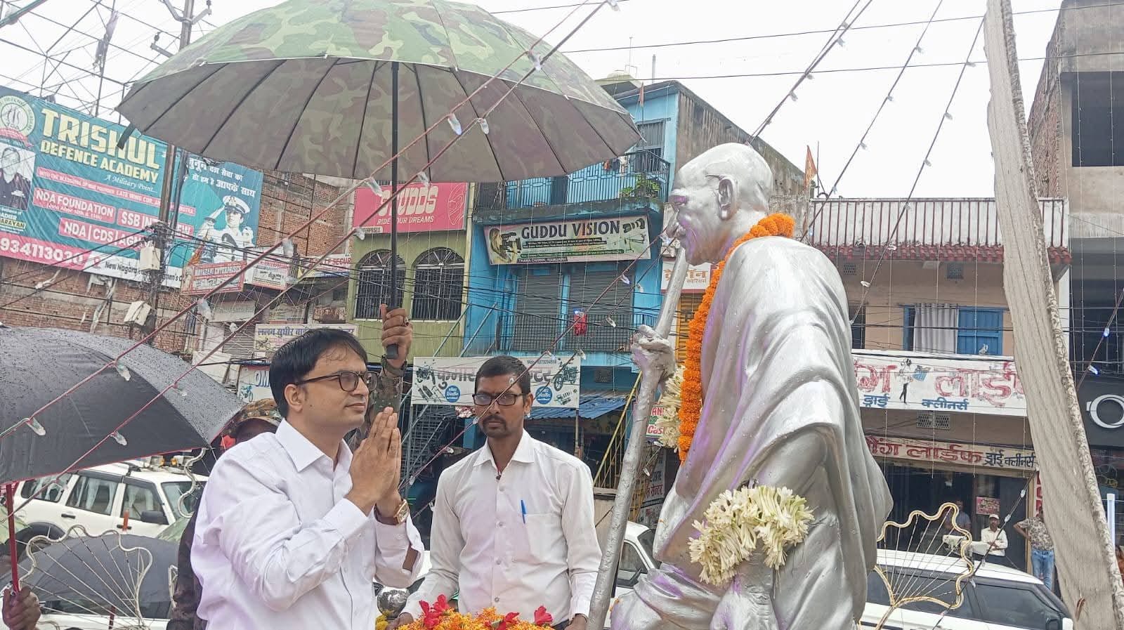 श्रद्धांजलि कार्यक्रम में शामिल अधिकारी श्रद्धांजलि कार्यक्रम में शामिल अधिकारी