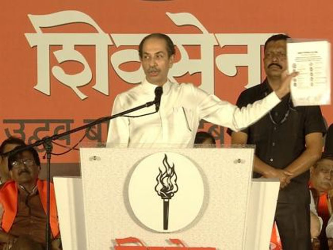 फोटो: दशहरा सभा को संबोधित करते हुए शिवसेना यूबीटी के अध्यक्ष उद्धव ठाकरे