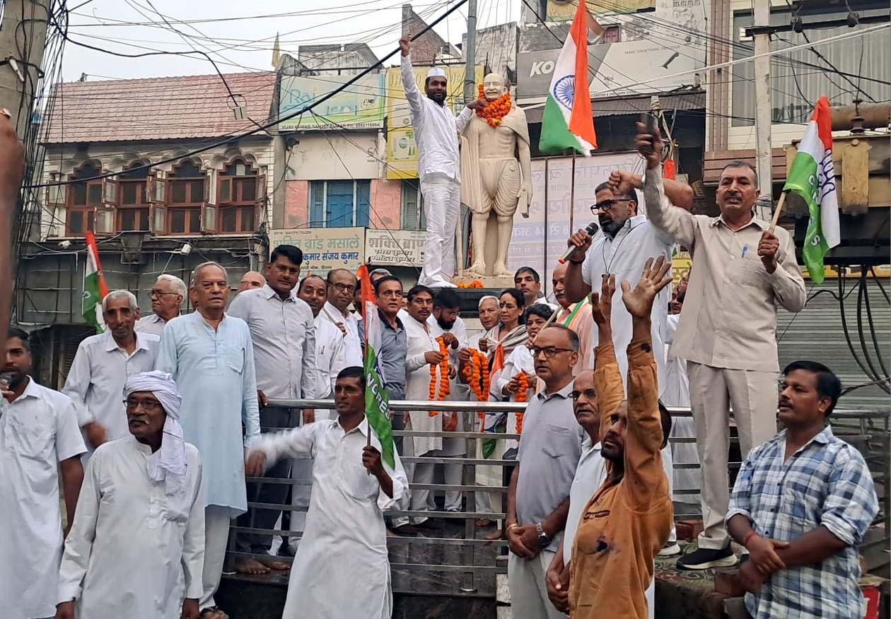 महात्मा गांधी की प्रतिमा पर माल्यार्पण करते जिला अध्यक्ष बृजलाल एवं अन्य। महात्मा गांधी की प्रतिमा पर माल्यार्पण करते जिला अध्यक्ष बृजलाल एवं अन्य।