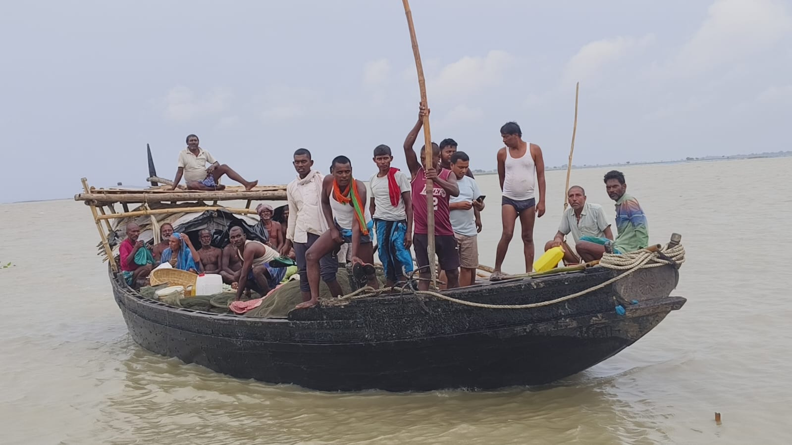 लापता मछुआरे की खोज करते हुए बचाव दल