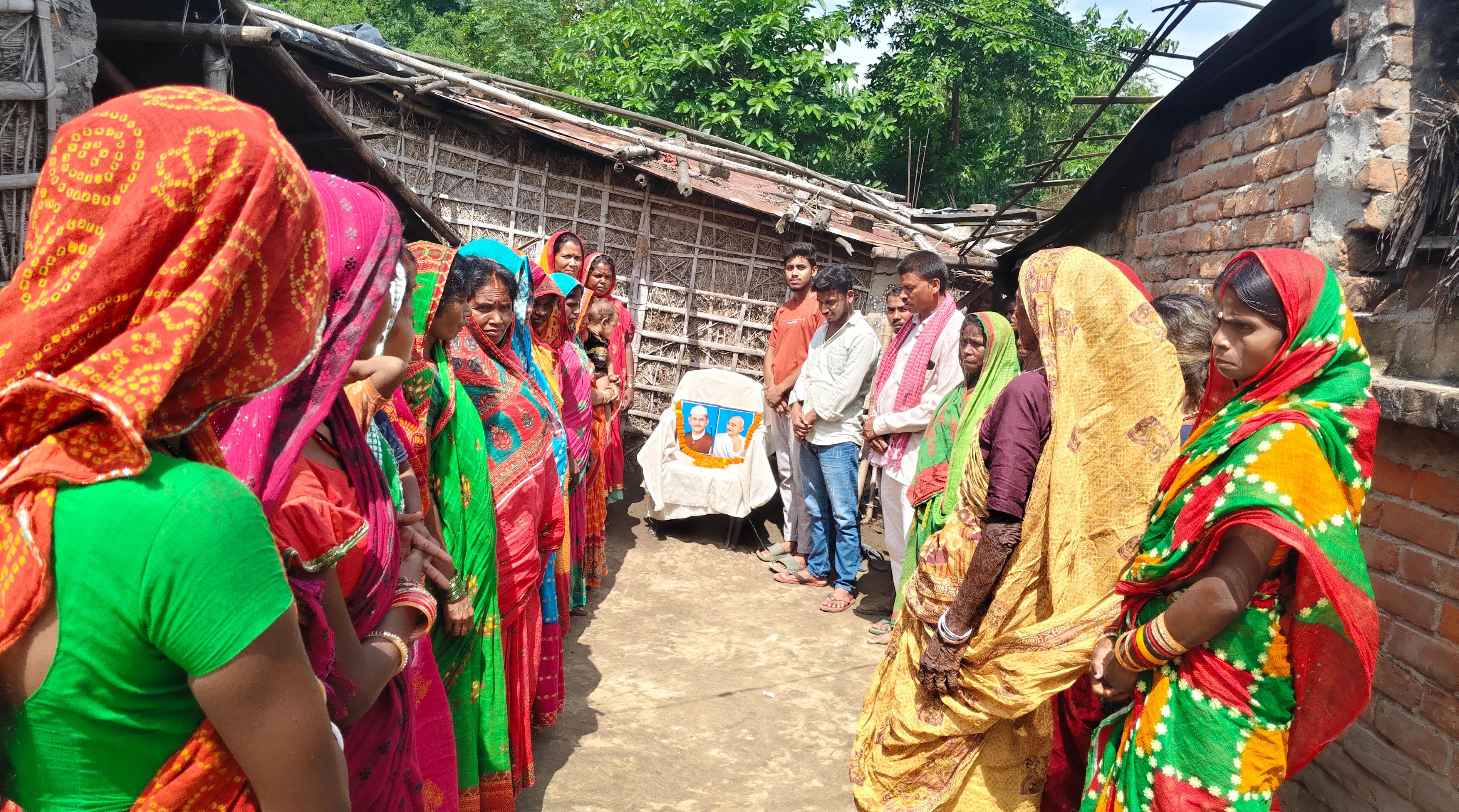 अररिया फोटो:महात्मा गांधी और लाल बहादुर शास्त्री की जयंती पर मौजूद महादलित