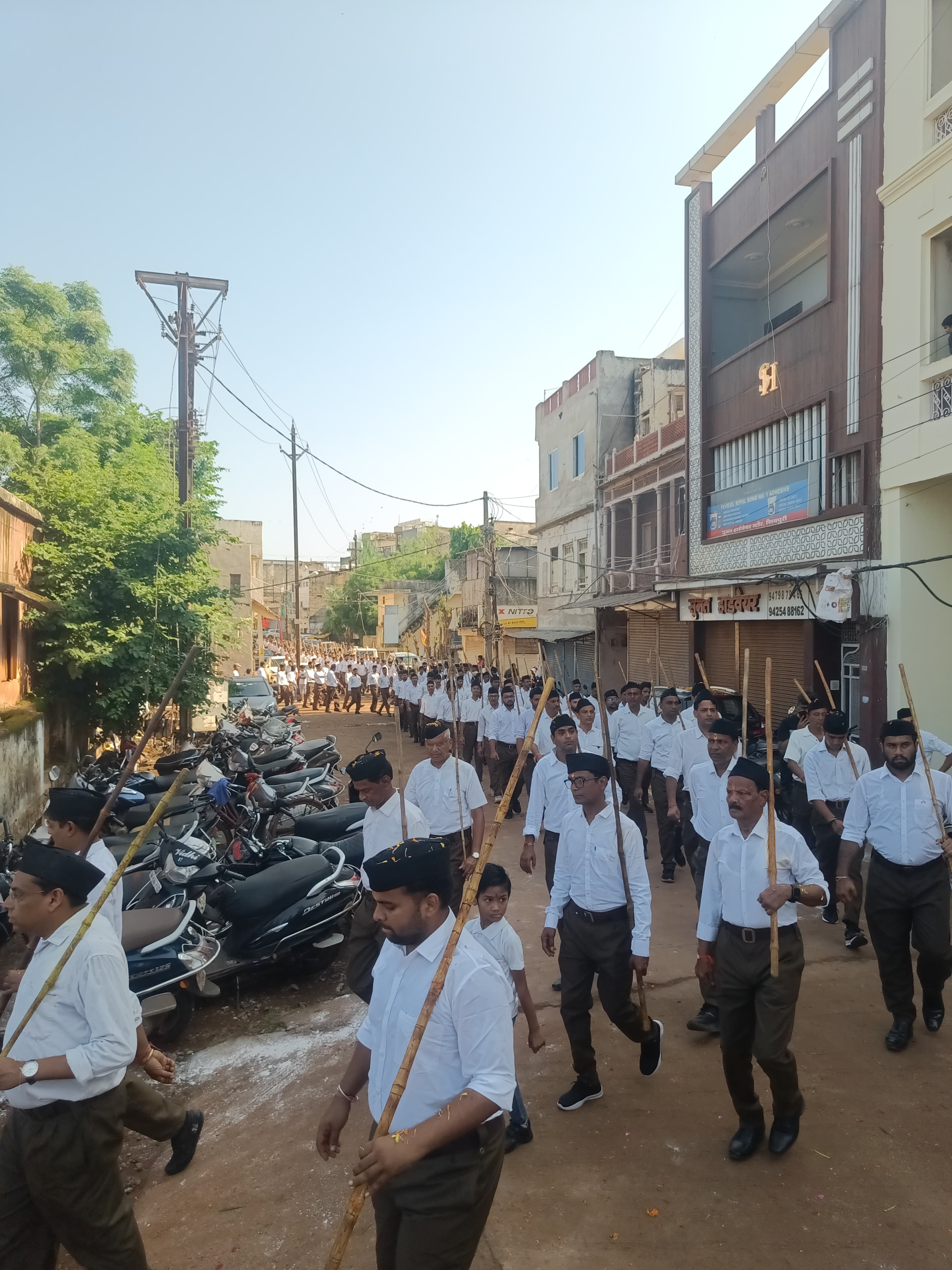 जगह-जगह पुष्पवर्षा से स्वागत किया गया
