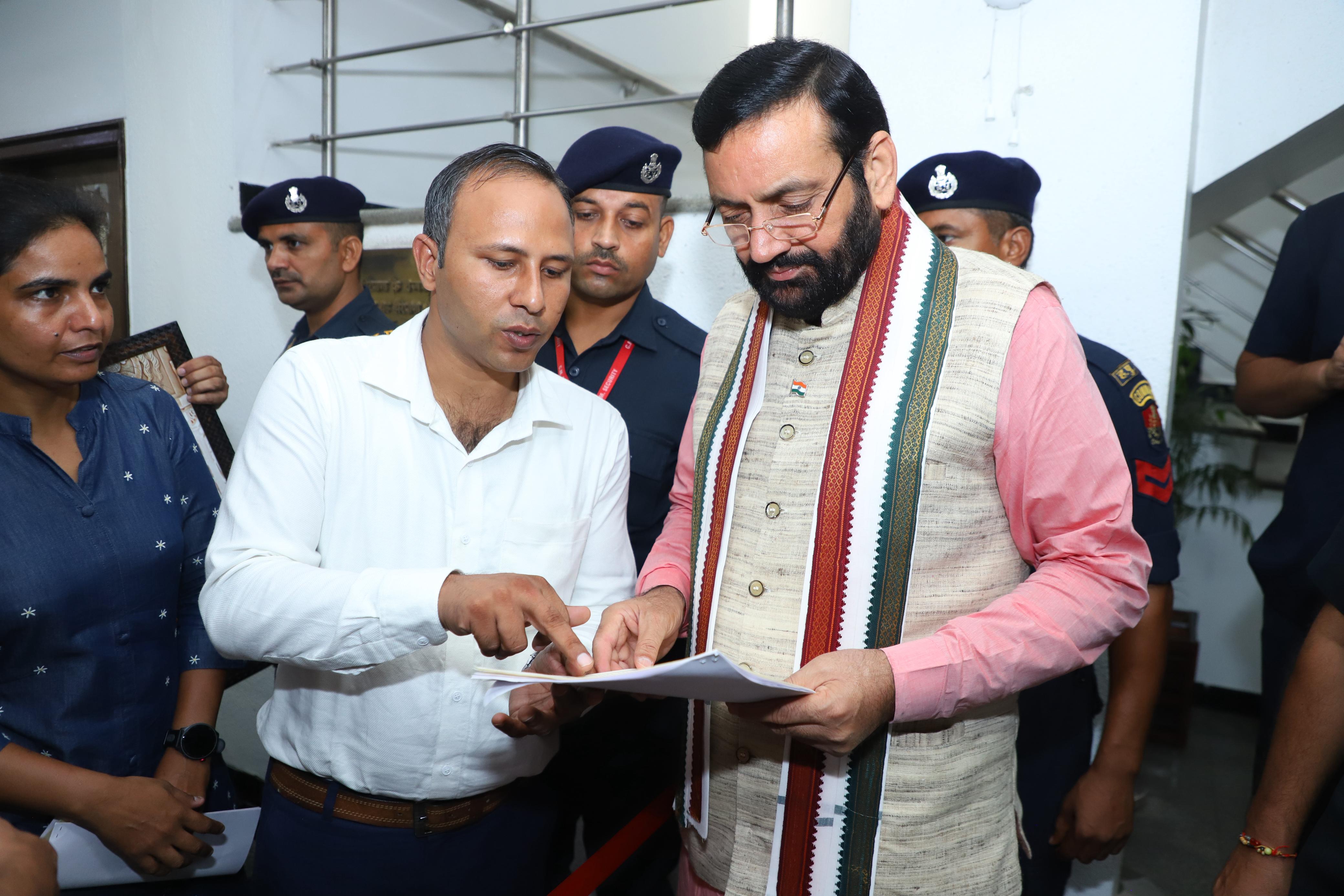 हरियाणा यूनिवर्सिटी कॉन्ट्रैक्ट टीचर्स एसोसिएशन के प्रतिनिधि मुख्यमंत्री नायब सैनी से मुलाकात करते हुए
