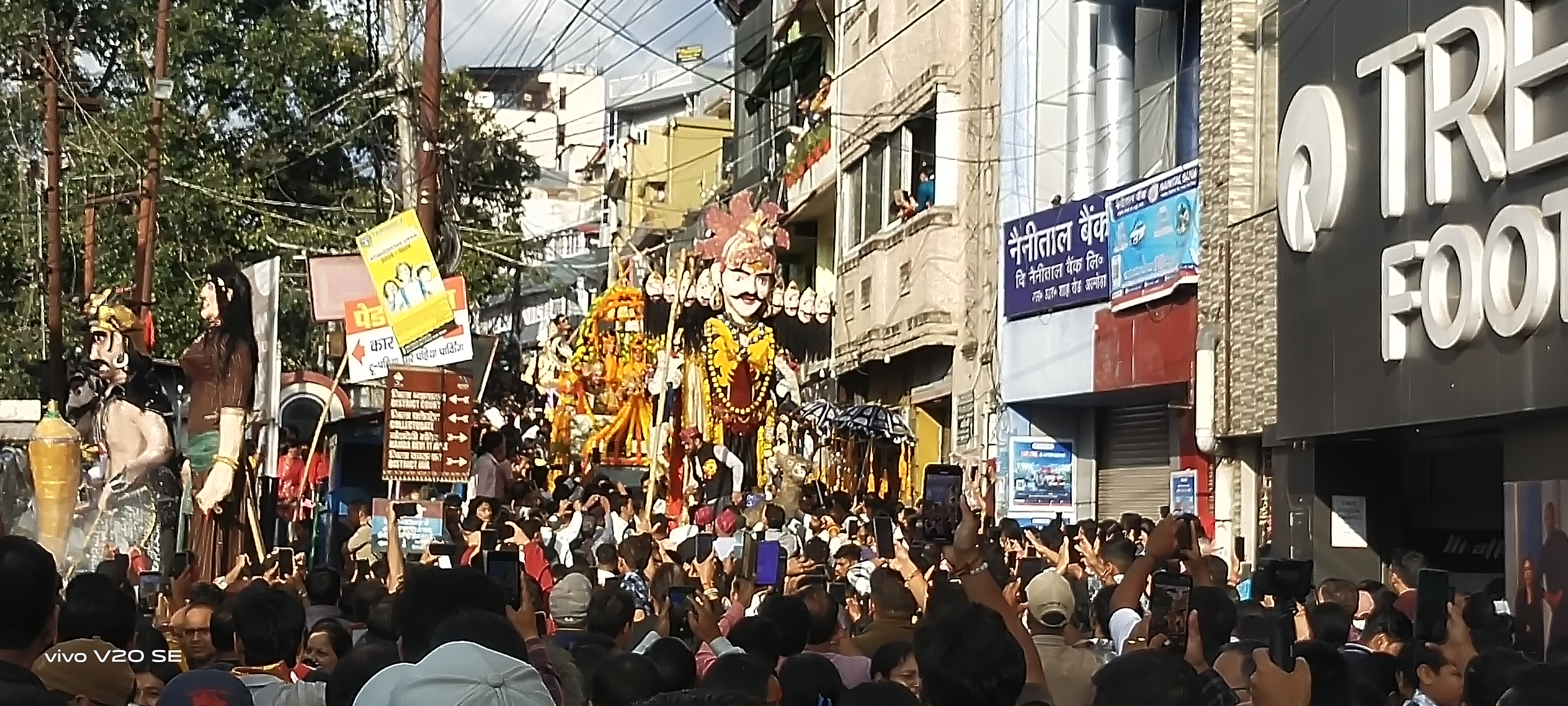 पुतलों को देखने उमड़ी भीड़