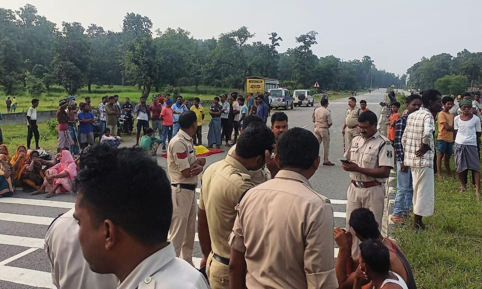 गुस्साए लोगों ने बिलासपुर कटघोरा मुख्य मार्ग कपोट मुख्य मार्ग में मुआवजा की मांग को लेकर चक्काजाम कर दिया गुस्साए लोगों ने बिलासपुर कटघोरा मुख्य मार्ग कपोट मुख्य मार्ग में मुआवजा की मांग को लेकर चक्काजाम कर दिया