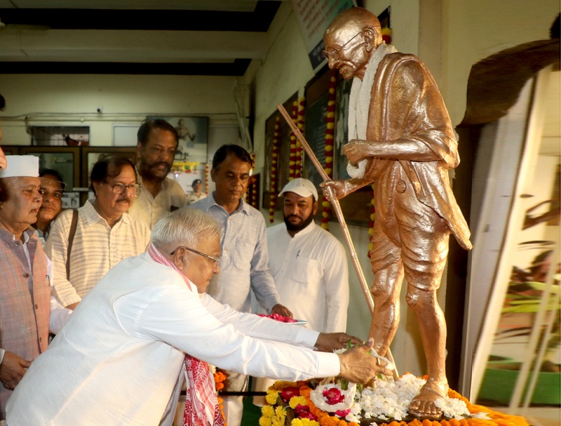 गांधी भवन में पुष्पांजलि एवं सर्वधर्म प्रार्थना सभा में शामिल हुए राज्यपाल