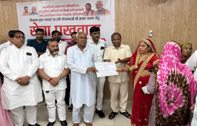 लाभार्थियों को स्वीकृति पत्र वितरित करते विधायक ओम प्रकाश यादव।