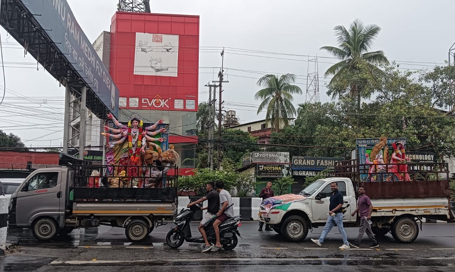 गुवाहाटीः लचित घाट पर ब्रह्मपुत्र नदी में मां दुर्गा की प्रतिमा विसर्जन के लिए जाते श्रद्धालु