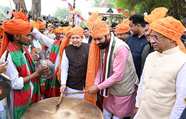 हरियाणा के मुख्यमंत्री नायब सैनी नगाड़ा बजाकर सूरजकुंड दीवाली मेले का उदघाटन करते हुए