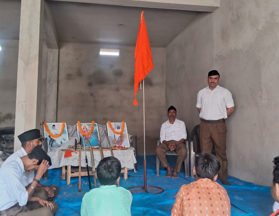 कार्यक्रम की तस्वीर कार्यक्रम की तस्वीर