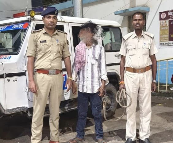 पुलिस के गिरफ्त में आरोपी पुलिस के गिरफ्त में आरोपी