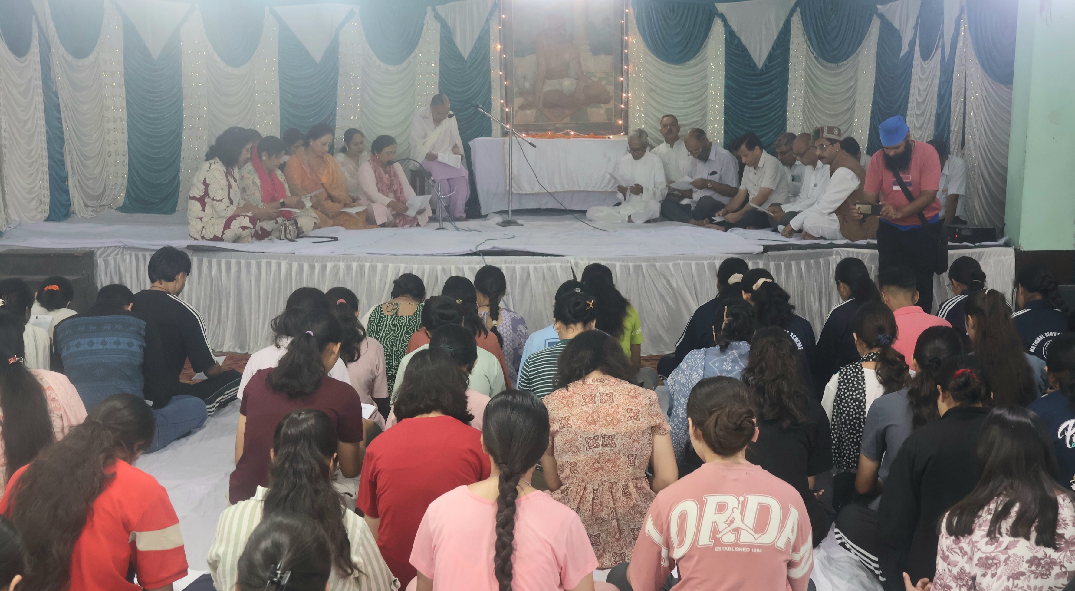 गांधी भवन में प्रार्थनासभा के दौरान।