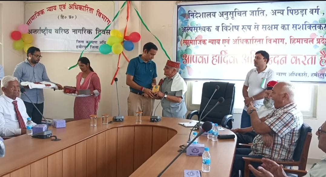 राशि का चेक जिला कल्याण अधिकारी चमन लाल शर्मा को सौंपा राशि का चेक जिला कल्याण अधिकारी चमन लाल शर्मा को सौंपा