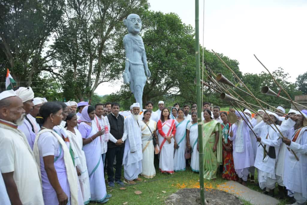 नमन करती मंत्री शिल्पी नेहा तिर्की