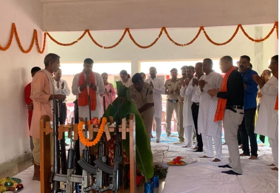 दशहरा पर कोरबा पुलिस अधीक्षक ने की शस्त्र पूजा, पुलिस लाइन में लगी हथियारों की प्रदर्शनी और की गई हवाई फायरिंग