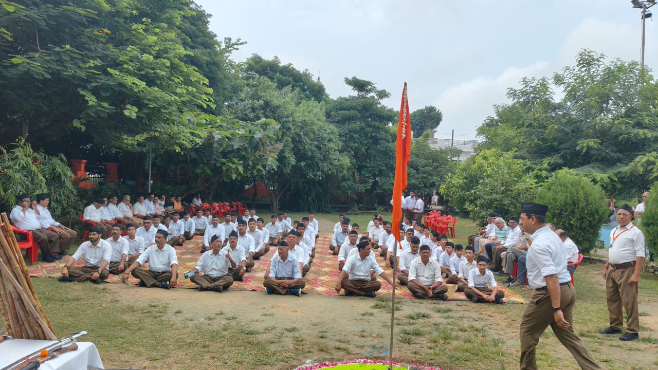 परिचय सत्र में शामिल आरएसएस के स्वयंसेवक परिचय सत्र में शामिल आरएसएस के स्वयंसेवक